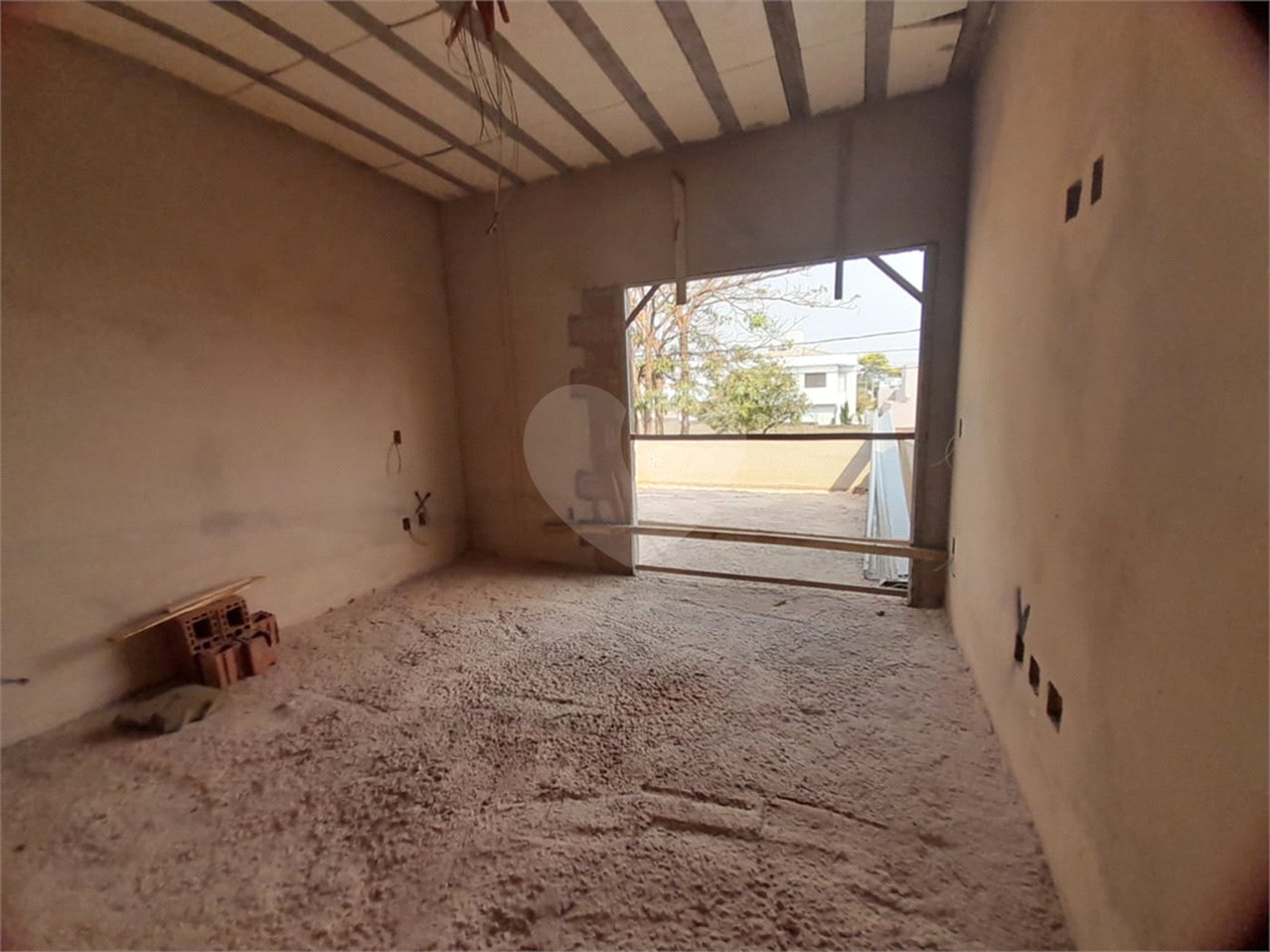 Casa em Construção com Área Gourmet e Piscina no Condomínio Damha II