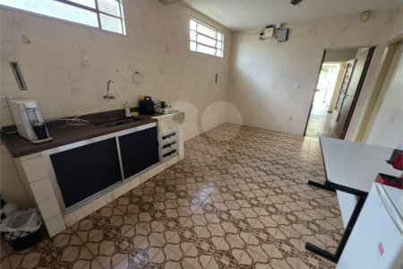 Casa térrea à venda com amplo quintal e grande potencial na Vila Nery