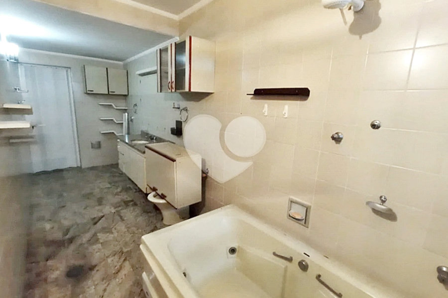 Casa Santa Teresinha | 4 Suítes | 280m² | 3 Vagas | Excelente Localização