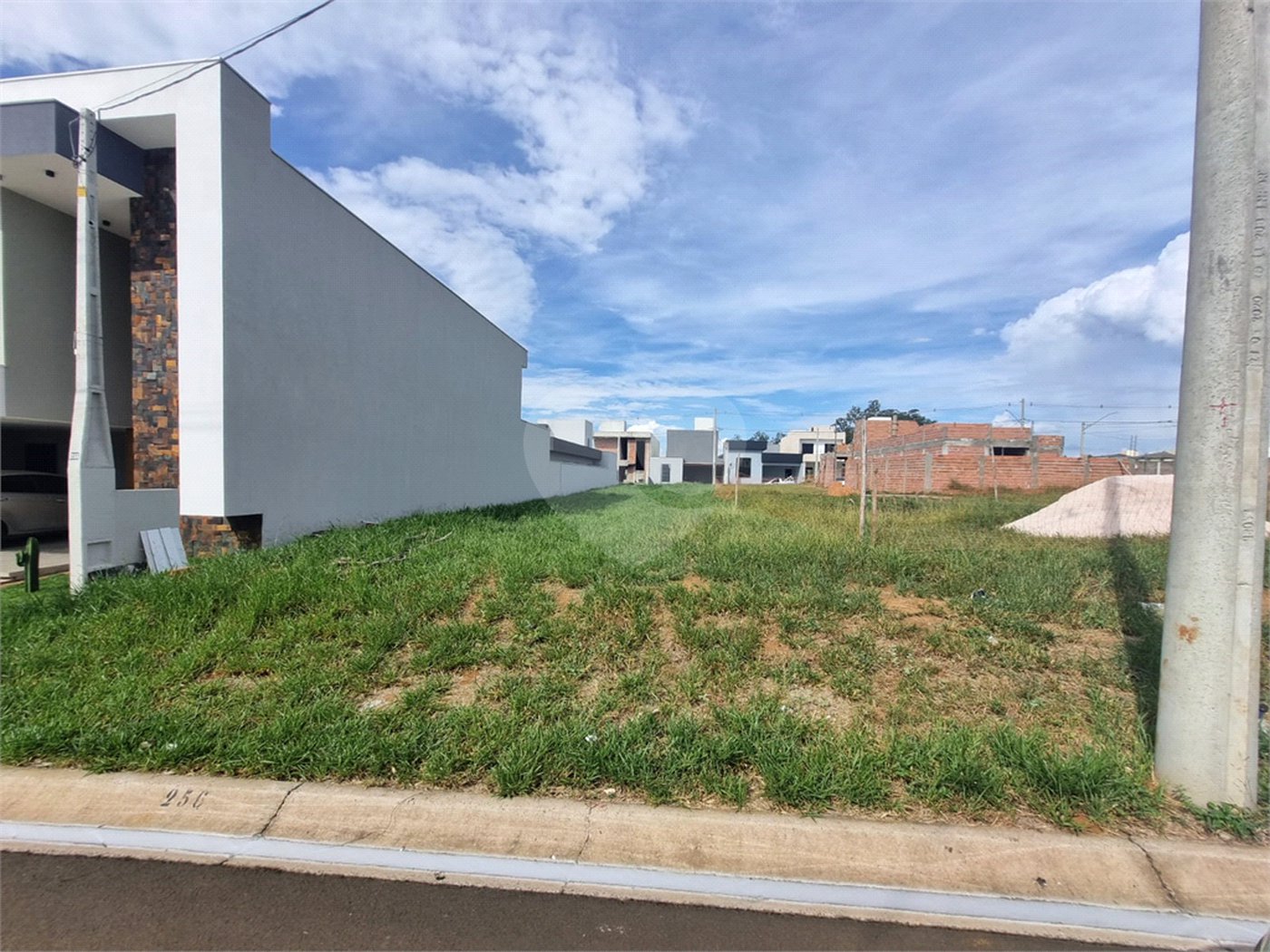 Terreno à Venda no Condomínio Villeneuve 10X24– Oportunidade Imperdível!