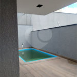 Casa em Atibaia com 3 dormitórios (1 suíte), sala 2 ambientes, piscina, 2 vagas de garagem, aceita financiamento