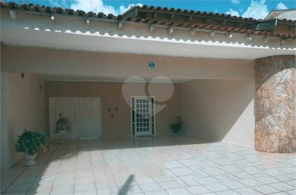 Casa Térrea com 3 dormitórios, sendo 1 suíte.