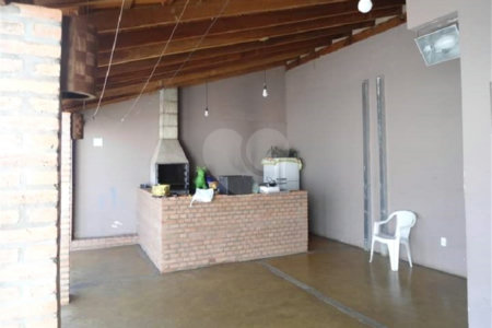 Casa Térrea com dormitórios, sendo 2 suítes.