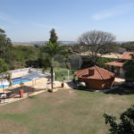 Indaiatuba- Jardins dos Laranjais - Chácara dentro do Vale das Laranjeiras, segundo portão: Jardim dos Laranjais. 3 quartos, 1 banheiro social, 1 sala espaçosa de TV, 1 sala de jantar, cozinha, 1 varanda fechada com portas Blindex. Quiosque, piscina, capela com bancos e altar,