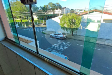 ?Oportunidade Única em São Carlos: Salão Comercial + Casa Independente nos Fundos – Ideal para Investidores!