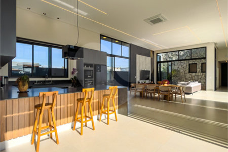 Indaiatuba - Quintas da Terracota - 1252 m² de terreno - casa térrea com 514 m² de área construída -3 vagas de garagem cobertas e 3 descobertas Lavabo - Sala de estar e jantar amplas e integradas - Escritório privativo - Cozinha toda equipada com geladeira, forno, micro-ondas, lava-louças,