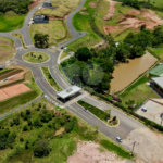 Casa térrea 3 dormitórios (3 suítes), espaço gourmet, piscina, 2 vagas garagem, condomínio fechado com ampla área lazer