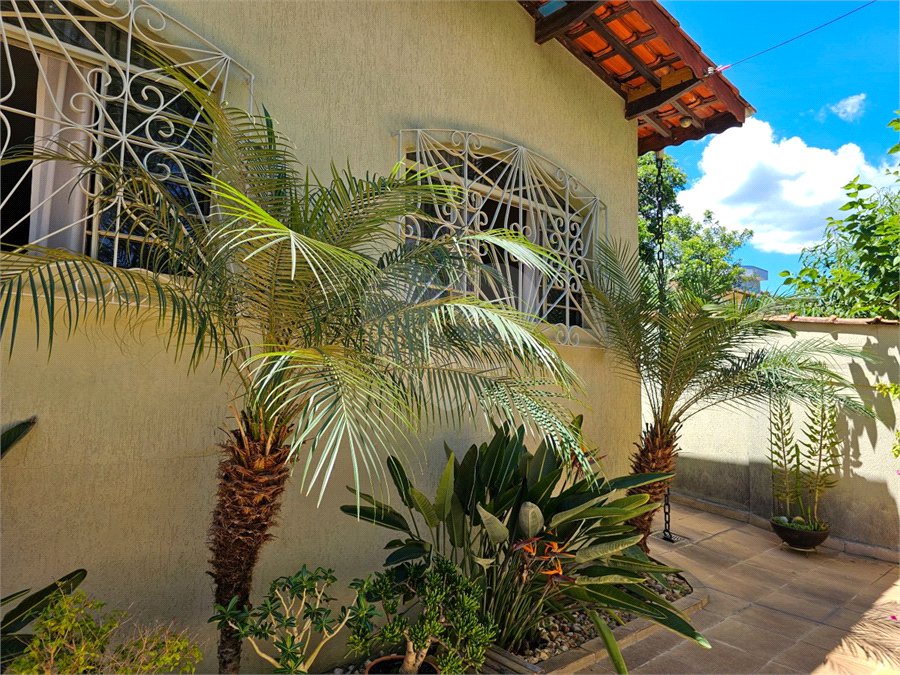 Casa térrea em Atibaia com 3 dormitórios (2 suítes), piscina, espaço gourmet, condomínio fechado