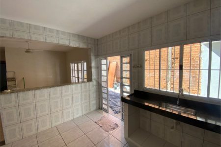Casa térrea com salão comercial para venda no Santa Felícia.