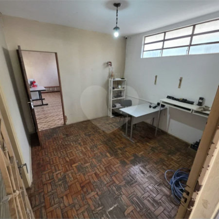 Casa térrea à venda com amplo quintal e grande potencial na Vila Nery