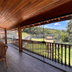 Chácara com excelente infraestrutura, contendo casa com 8 dormitórios, 900 m² de área construída, área total de 3000m², piscina adulto e infantil, churrasqueira, quadra gramada de futebol - Rio Acima - Atibaia/SP 900 m² Área construída 3.000 m² Área do terreno
