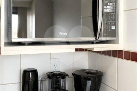 Apartamento á venda no centro com dois dormitórios e sacada.