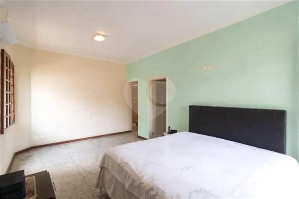 Casa com 3 dormitórios sendo 3 suítes com 03 vagas de garagem.