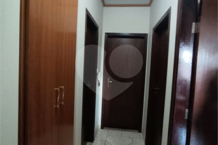 Casa à Venda na Rua Principal do Parque Fehr com Aquecedor Solar