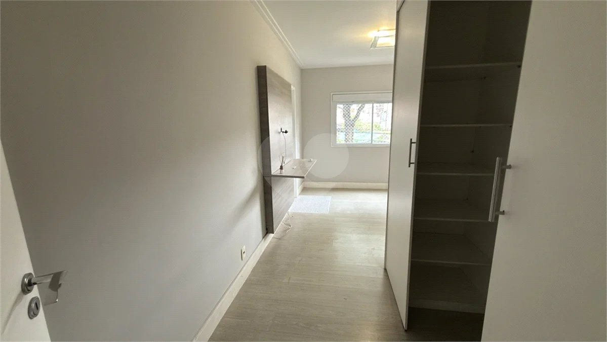 Apartamento de 155 m² com 4 dormitórios, varanda e 2 vagas de garagem. Condomínio com piscinas adulto, infantil e aquecida, lazer e portaria 24 horas.