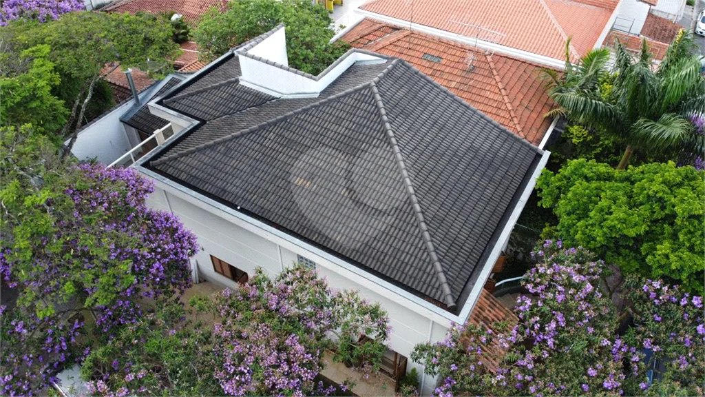 Lindo sobrado, possui 3 dormitórios, sendo 1 suíte master com sacada, banheira, e 4 vagas