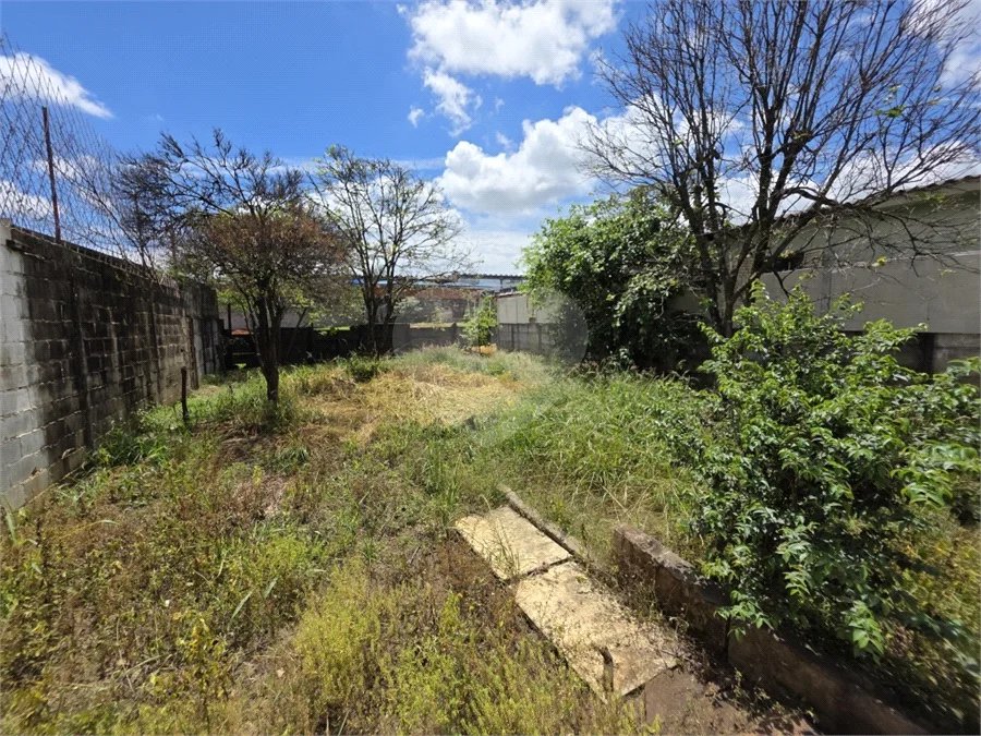 Casa térrea à venda com amplo quintal e grande potencial na Vila Nery