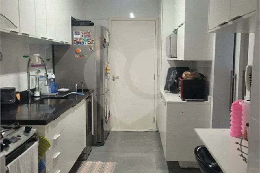 Apartamento de 03 dormitórios totalmente reformado com 02 vagas de Garagem escrituradas e livres.
