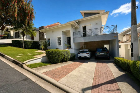 Casa à venda com 3 suítes no condomínio Recanto dos Paturis, Vinhedo - SP