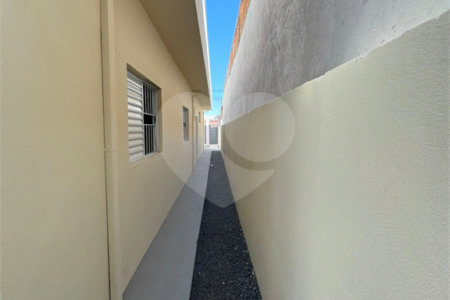 Casa com 02 Dormitórios á venda, em Cidade Aracy 2.