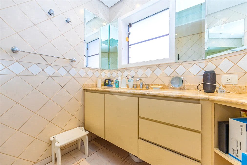 Casa à venda com 4 quartos, sendo 3 suítes, em Interlagos, São Paulo, SP