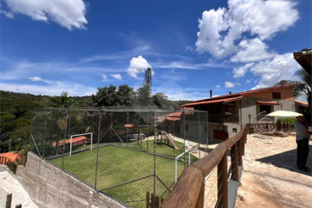 Chácara com excelente infraestrutura, contendo casa com 8 dormitórios, 900 m² de área construída, área total de 3000m², piscina adulto e infantil, churrasqueira, quadra gramada de futebol - Rio Acima - Atibaia/SP 900 m² Área construída 3.000 m² Área do terreno