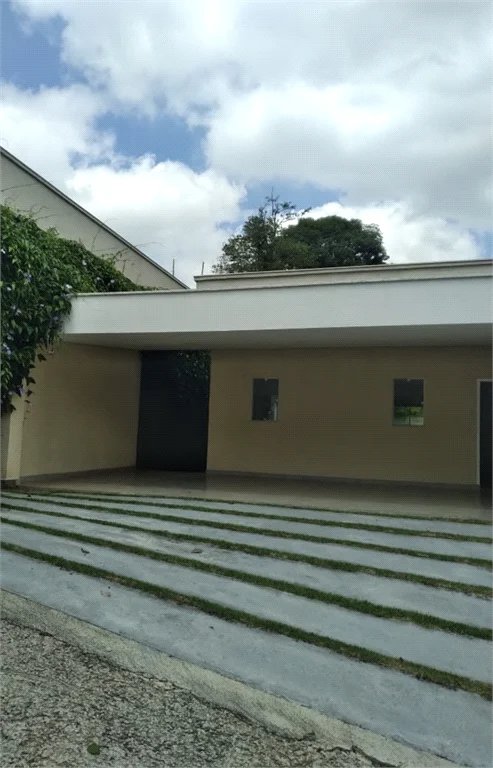 Casa de alto padrão na Granja Viana - Fazendinha Descrição do Imóvel 4 Suítes e 6 vagas de garagem