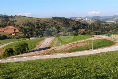 Terrenos de 300 metros em condomínio fechado e prontos para construir na região de Atibaia
