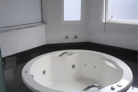 Casa à venda ou para alugar com 4 suítes em Chácaras São Carlos, Cotia, SP