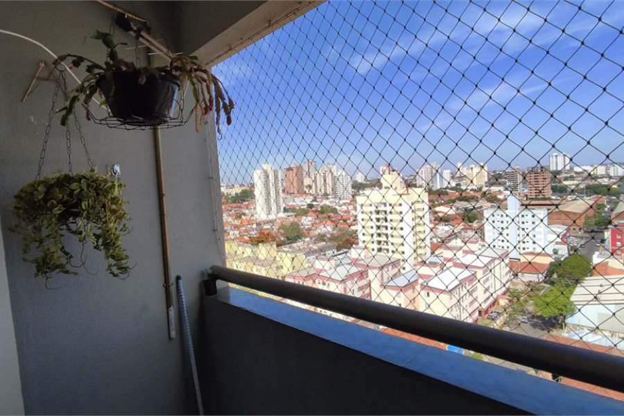 Vende-se apartamento de dois dormitórios no Edifício Marseille, no Centro de Piracicaba;