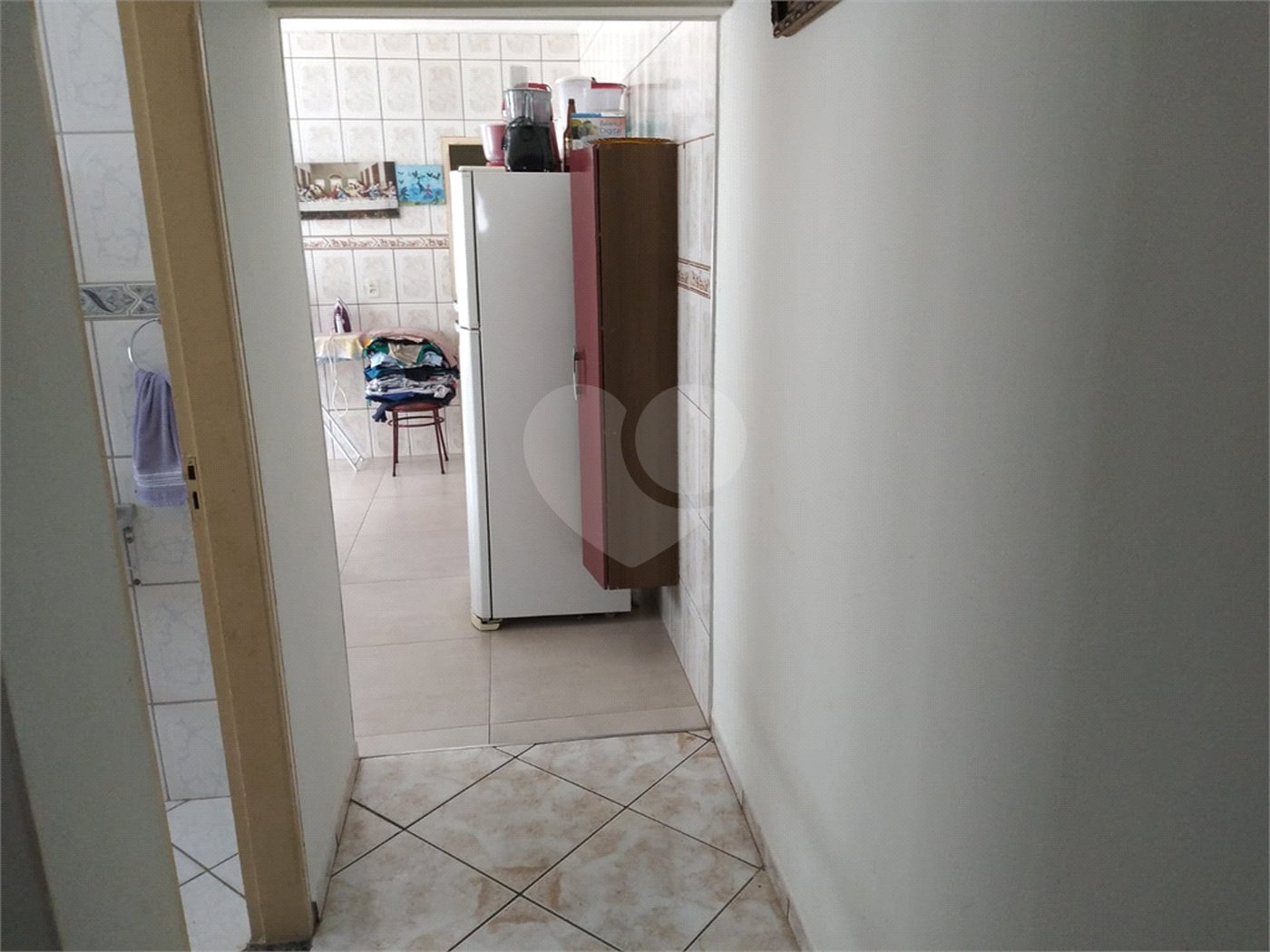 Casa térrea com 2 dormitórios, sendo 1 suíte.
