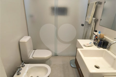 Este amplo apartamento de 290 m², completamente reformado, reúne sofisticação,