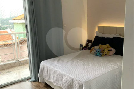 Sobrado com 3 quartos e garagem para 5 veículos.