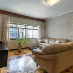 Sobrado no Jabaquara com 280m², 3 dormitórios, quintal amplo, varanda e 3 vagas de garagem.
