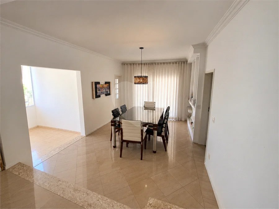 Casa à venda no Condomínio Estância Marambaia, Vinhedo | 3 suítes, piscina e terreno de 810 m²