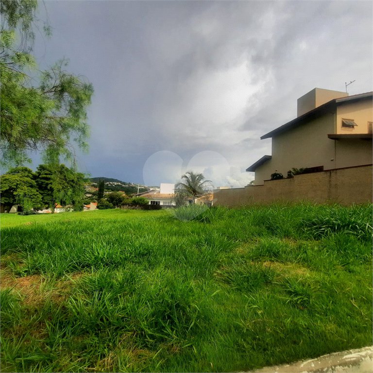 Lindo terreno de 450m², localizado no Condomínio Vilaggio Caprirccio