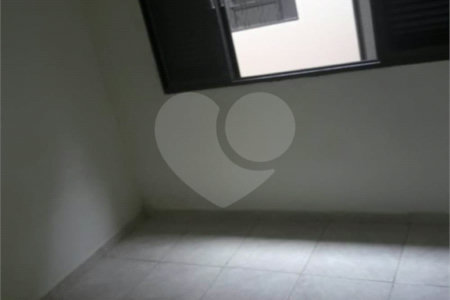 Casa térrea com 2 dormitórios.