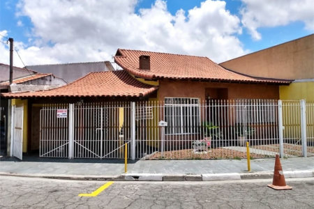 Casa térrea no centro comercial do Taboão da Serra,