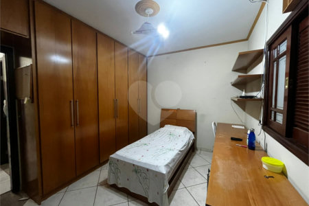 Casa à Venda na Rua Principal do Parque Fehr com Aquecedor Solar