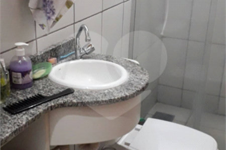 Casa térrea com 3 dormitórios, sendo 1 suíte.