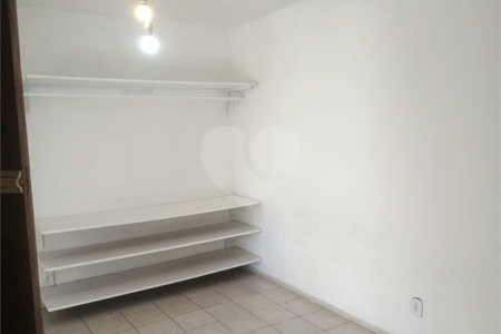 Casa de 1 dormitório com quintal e jardim na Vila Ipojuca!