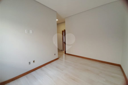 Belíssima Casa à Venda no Condomínio Damha IV