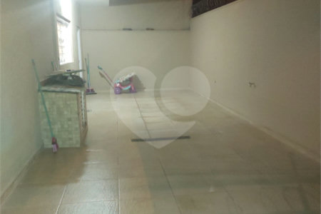 Casa térrea com 2 dormitórios.