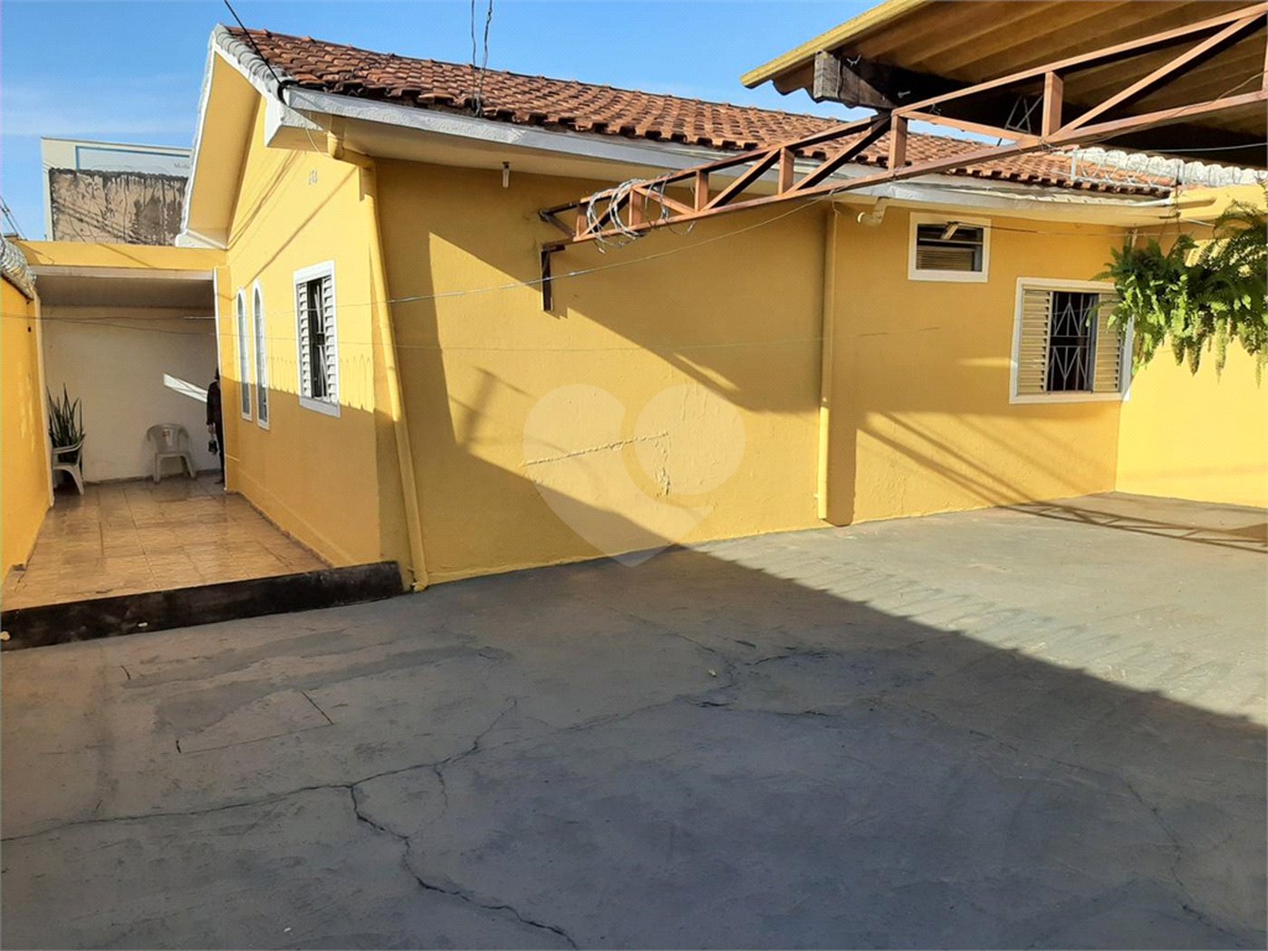 Casa com Salão Comercial no Aracy
