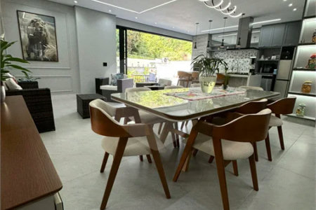 Condomínio London Park – Indaiatuba/SP - Uma casa simplesmente encantadora, em uma das posições mais desejadas do Condomínio London Park, com fundo para a mata, proporcionando privacidade, tranquilidade e uma conexão incrível com a natureza. Terreno: 318,12 m² - Área construída: 265,09 m²