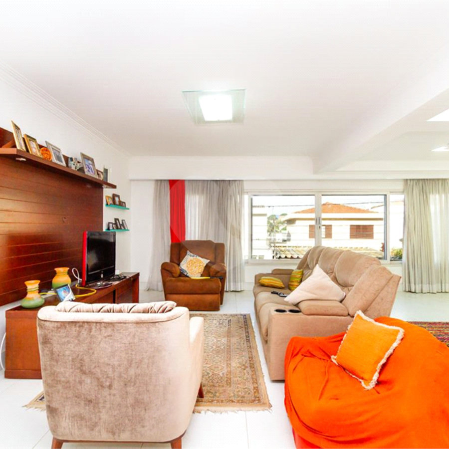 Casa Sobrado à venda com 342 m², 3 dormitórios, sendo 2 suítes, 4 vagas na Vila Mariana - São Paulo.