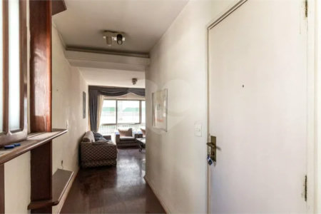 Este elegante apartamento em Higienópolis oferece 224m² de área muito bem distribuída, perfeito para quem valoriza conforto