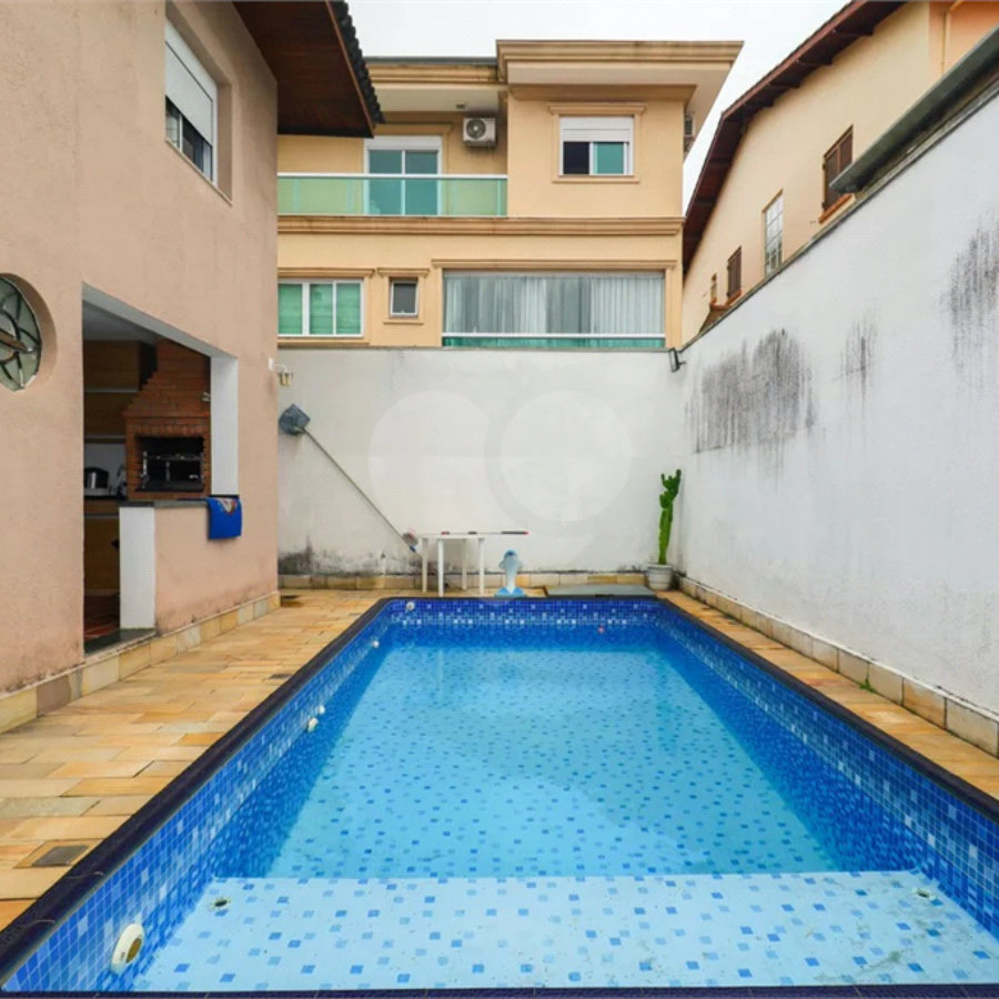 Casa lindíssima com 03 dormitórios sendo 01 suíte, com piscina e 05 vagas de garagem. Agende sua visita.