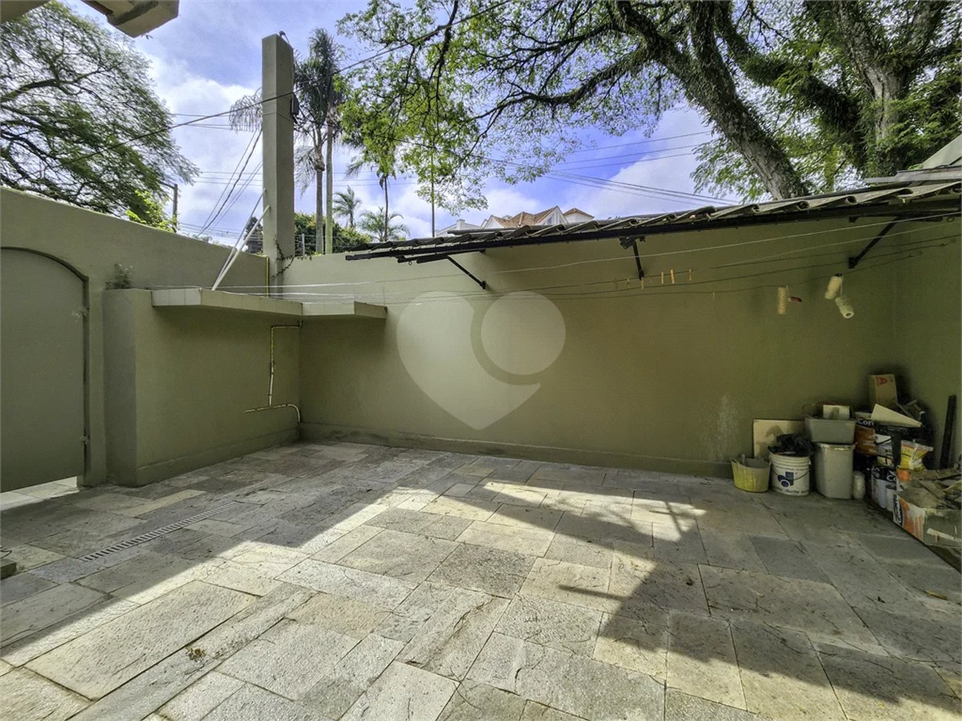 CASA EM RUA FECHADA NA REGIÃO DO MORUMBI / REGIÃO DO CLUBE PAINEIRAS