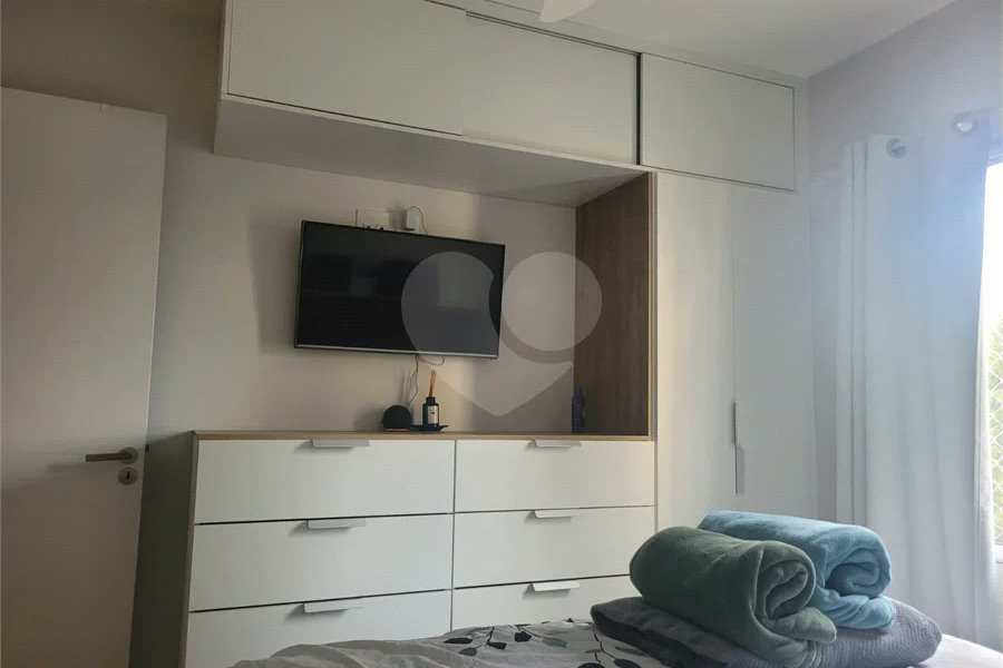 Apartamento de 03 dormitórios totalmente reformado com 02 vagas de Garagem escrituradas e livres.